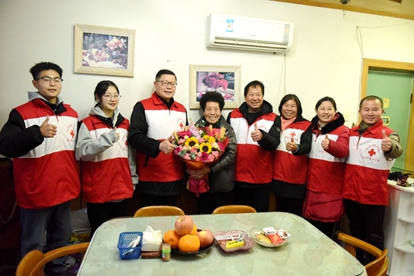 冰雪严寒送温暖 淮南市红十字会“博爱送万家”侧记58
