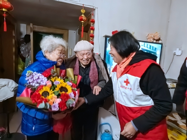 冰雪严寒送温暖 淮南市红十字会“博爱送万家”侧记6