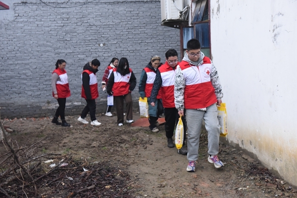 冰雪严寒送温暖 淮南市红十字会“博爱送万家”侧记65