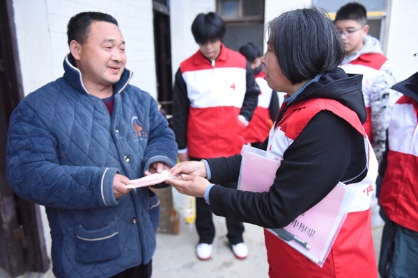 冰雪严寒送温暖 淮南市红十字会“博爱送万家”侧记67