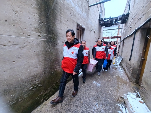 冰雪严寒送温暖 淮南市红十字会“博爱送万家”侧记68