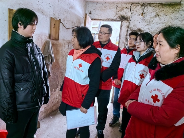 冰雪严寒送温暖 淮南市红十字会“博爱送万家”侧记7