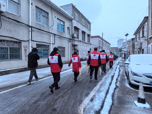 冰雪严寒送温暖 淮南市红十字会“博爱送万家”侧记71