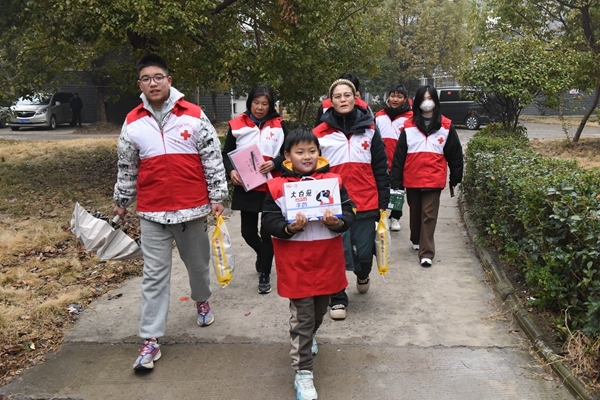 冰雪严寒送温暖 淮南市红十字会“博爱送万家”侧记74