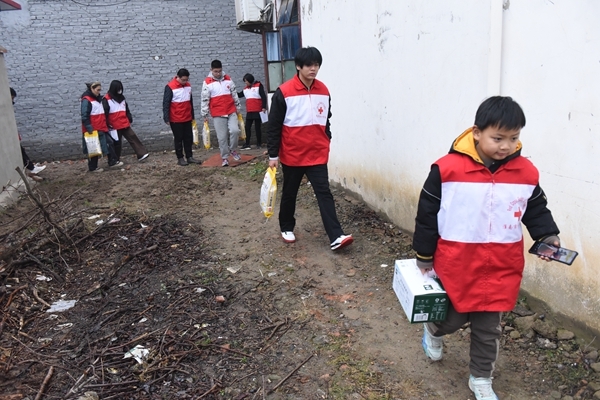 冰雪严寒送温暖 淮南市红十字会“博爱送万家”侧记75