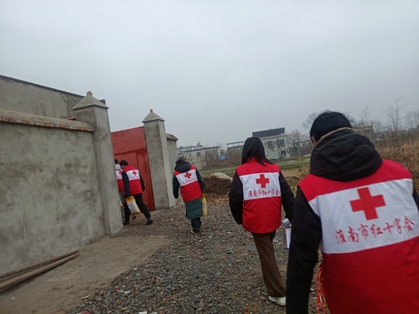 冰雪严寒送温暖 淮南市红十字会“博爱送万家”侧记76