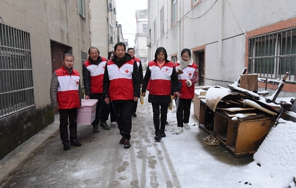 冰雪严寒送温暖 淮南市红十字会“博爱送万家”侧记79