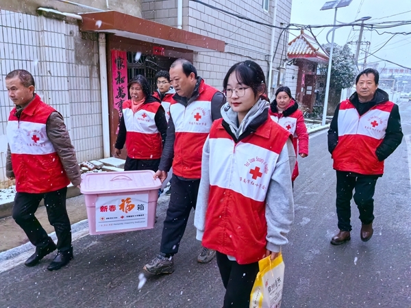 冰雪严寒送温暖 淮南市红十字会“博爱送万家”侧记8