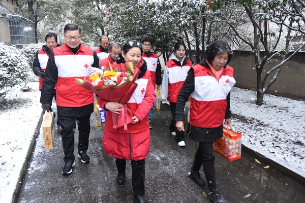 冰雪严寒送温暖 淮南市红十字会“博爱送万家”侧记83