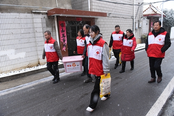 冰雪严寒送温暖 淮南市红十字会“博爱送万家”侧记85