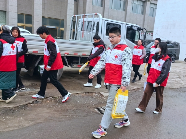 冰雪严寒送温暖 淮南市红十字会“博爱送万家”侧记87