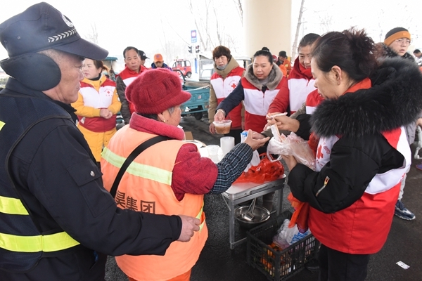 冰雪严寒中2000份爱心粥温暖一座城11