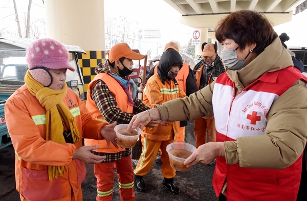 冰雪严寒中2000份爱心粥温暖一座城13