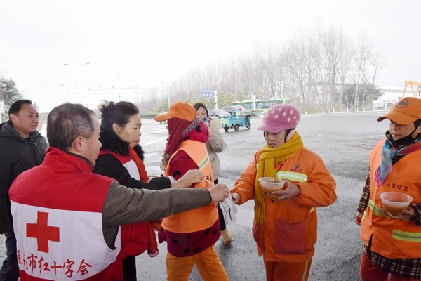 冰雪严寒中2000份爱心粥温暖一座城14