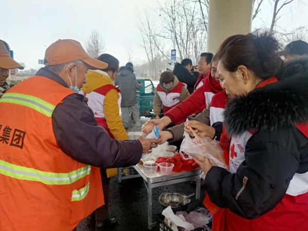 冰雪严寒中2000份爱心粥温暖一座城15