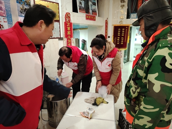 冰雪严寒中2000份爱心粥温暖一座城16