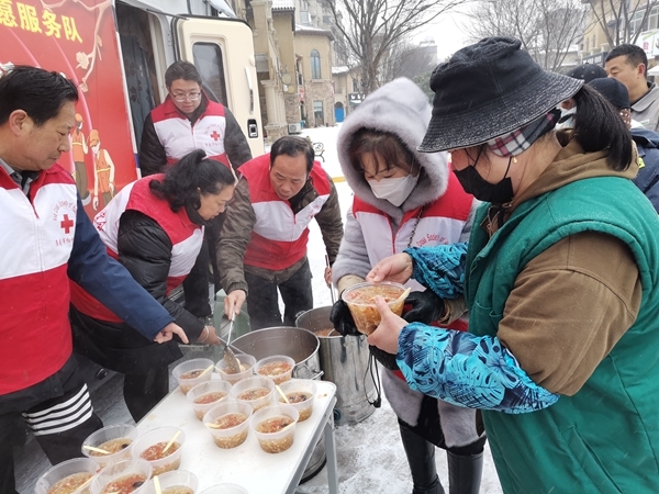 冰雪严寒中2000份爱心粥温暖一座城17