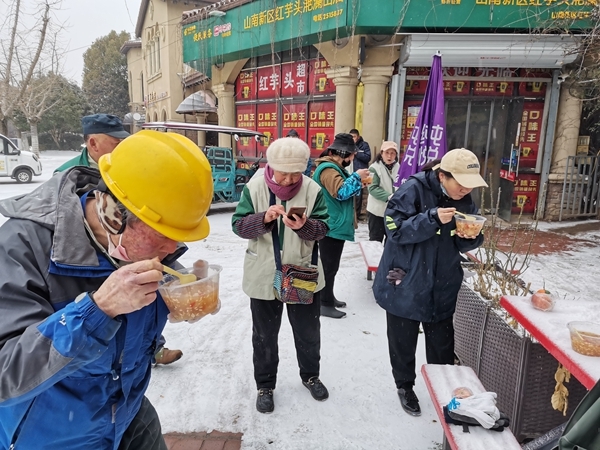 冰雪严寒中2000份爱心粥温暖一座城18