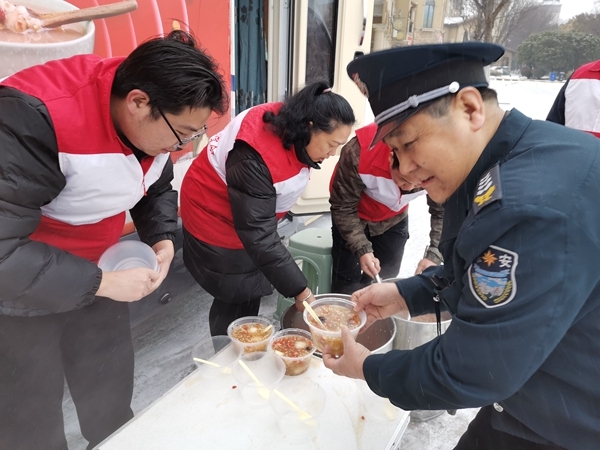 冰雪严寒中2000份爱心粥温暖一座城19