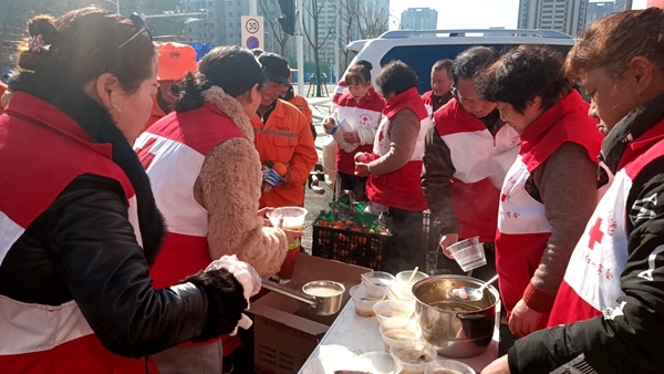 冰雪严寒中2000份爱心粥温暖一座城2