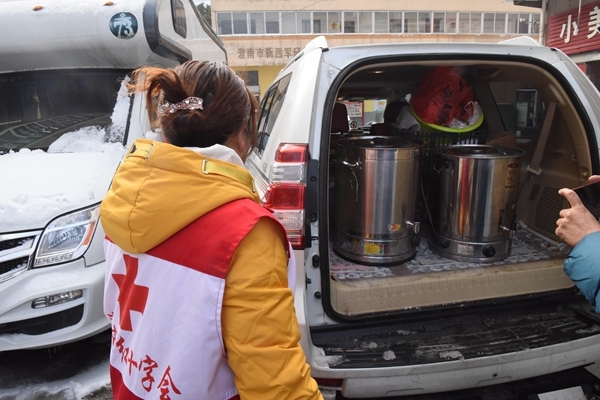 冰雪严寒中2000份爱心粥温暖一座城33