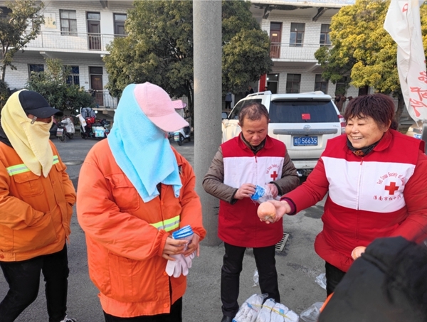 冰雪严寒中2000份爱心粥温暖一座城35