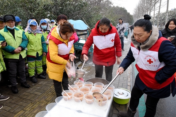 冰雪严寒中2000份爱心粥温暖一座城40