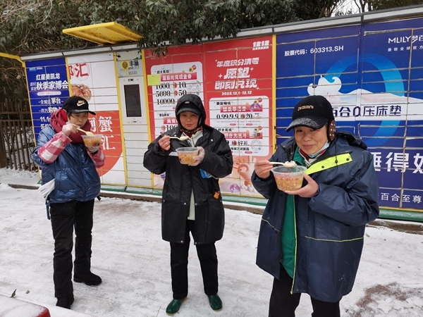冰雪严寒中2000份爱心粥温暖一座城3