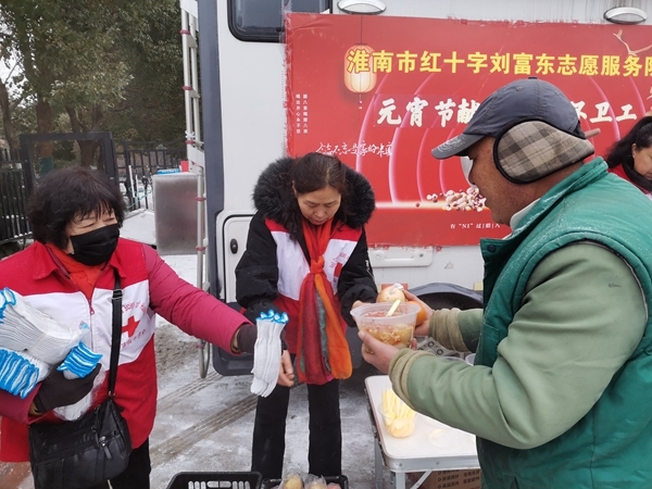 冰雪严寒中2000份爱心粥温暖一座城23