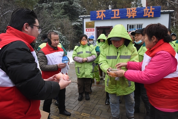 冰雪严寒中2000份爱心粥温暖一座城24