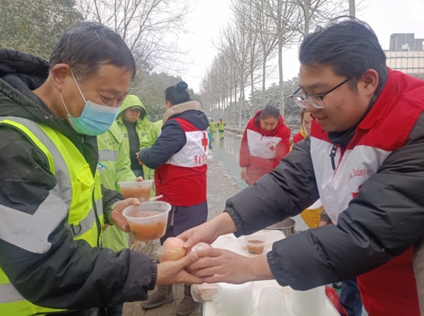 冰雪严寒中2000份爱心粥温暖一座城30