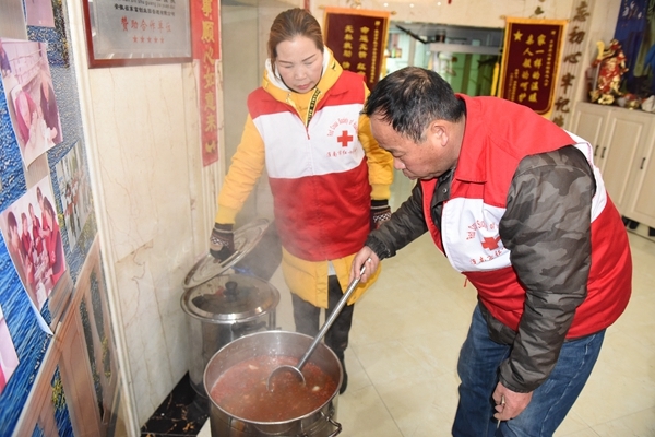 冰雪严寒中2000份爱心粥温暖一座城31