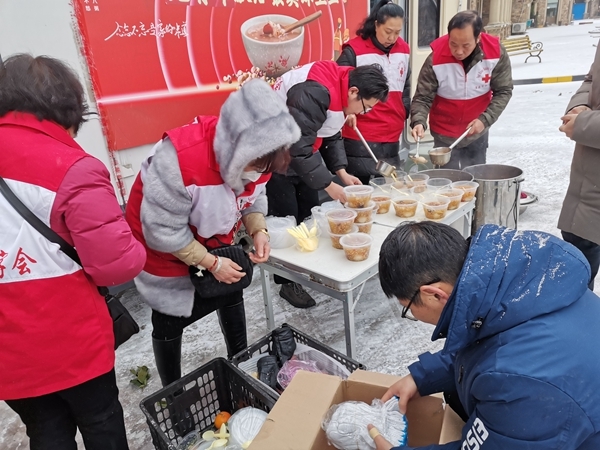 冰雪严寒中2000份爱心粥温暖一座城4