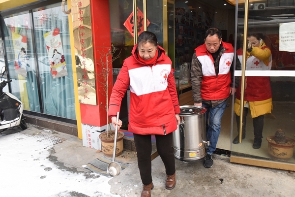 冰雪严寒中2000份爱心粥温暖一座城32