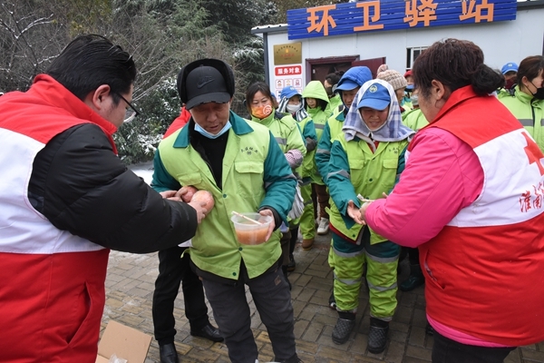 冰雪严寒中2000份爱心粥温暖一座城41