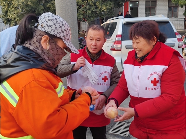 冰雪严寒中2000份爱心粥温暖一座城42