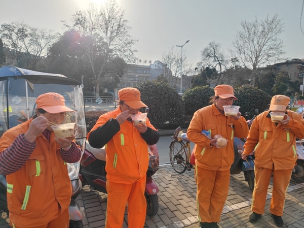 冰雪严寒中2000份爱心粥温暖一座城43