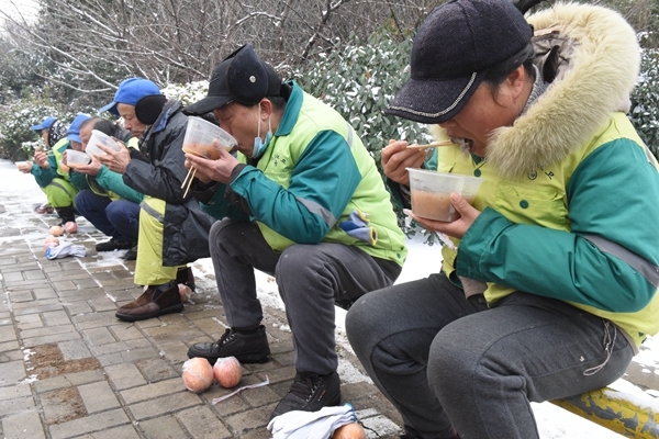 冰雪严寒中2000份爱心粥温暖一座城46