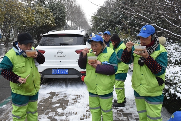 冰雪严寒中2000份爱心粥温暖一座城47