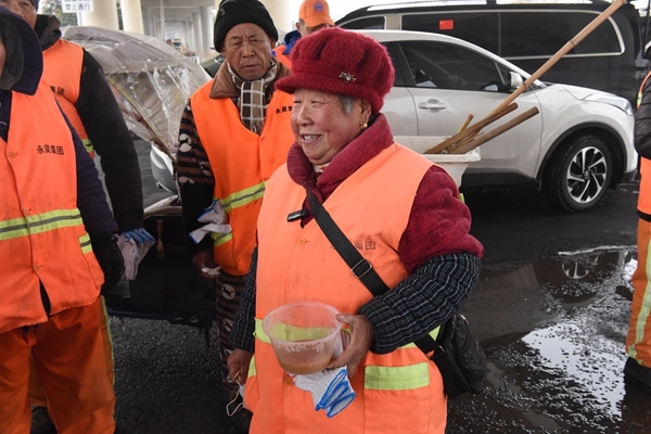 冰雪严寒中2000份爱心粥温暖一座城49