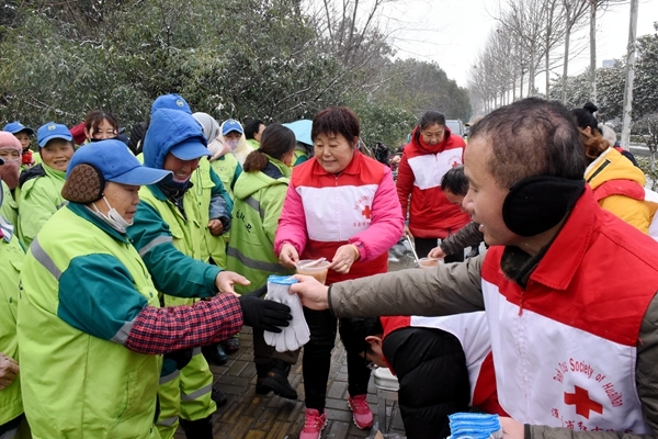 冰雪严寒中2000份爱心粥温暖一座城5