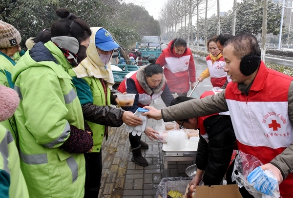 冰雪严寒中2000份爱心粥温暖一座城7
