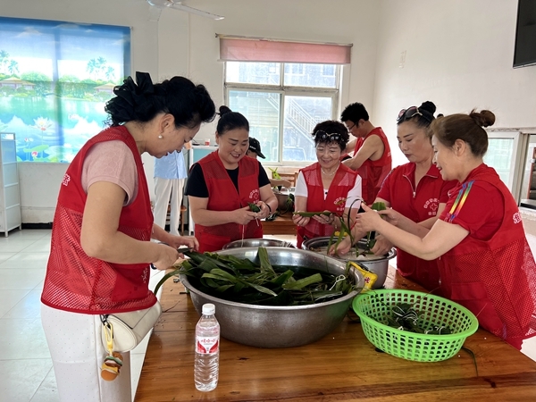 “淮小红”“粽”情满满送爱心1