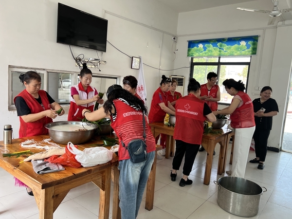 “淮小红”“粽”情满满送爱心10