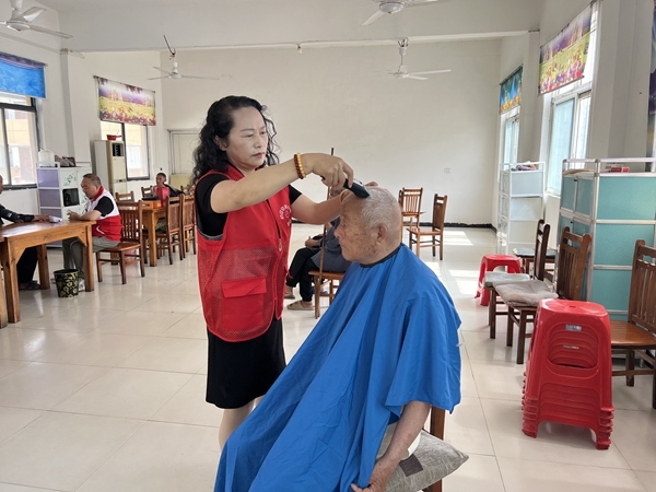 “淮小红”“粽”情满满送爱心11