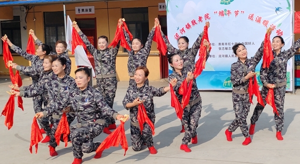 “淮小红”“粽”情满满送爱心12