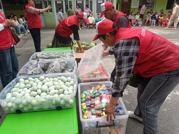 “淮小红”“粽”情满满送爱心15