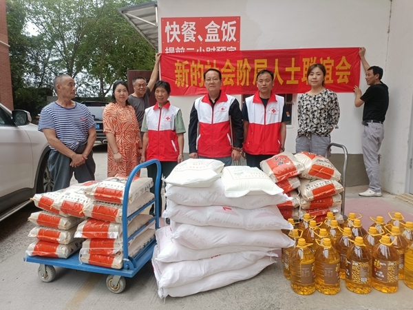 “淮小红”“粽”情满满送爱心21