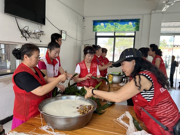 “淮小红”“粽”情满满送爱心30
