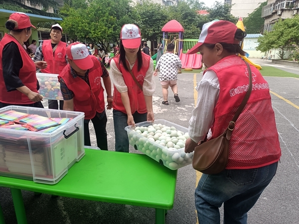 “淮小红”“粽”情满满送爱心31